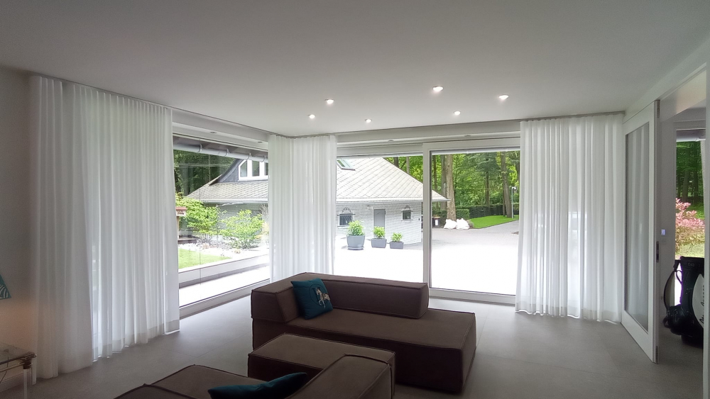 Design trifft Funktion &ndash; Wellenbandgardinen in moderner Architektur